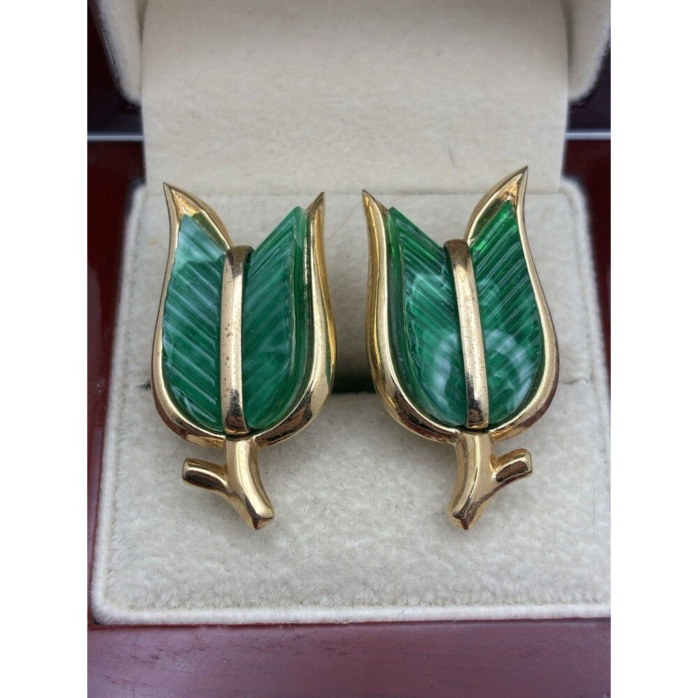 Vintage Crown Trifari Gold Tone Faux Malachite Clip On Earrings 1.1/4 X 0.5/8”
